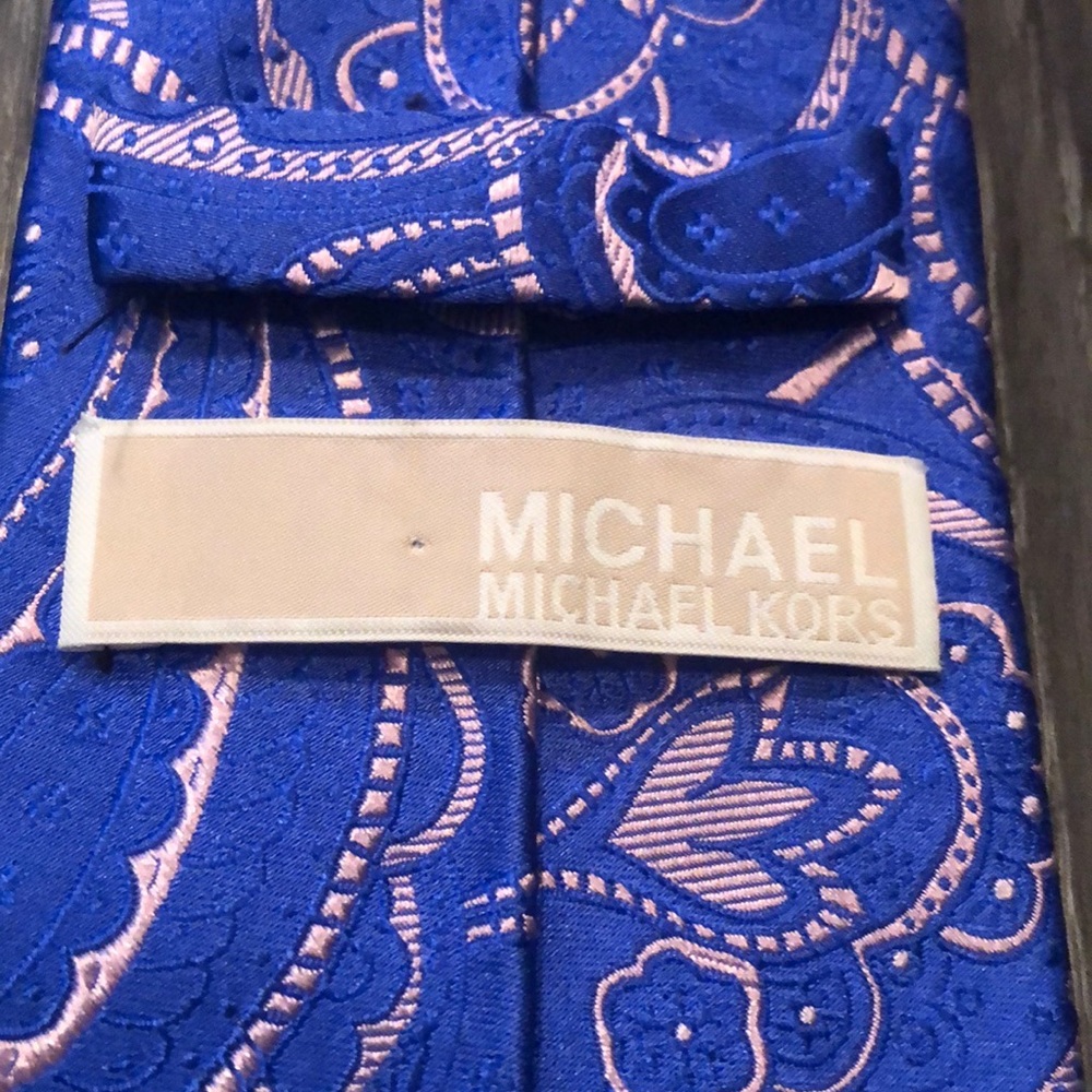 Michael Kors Silk Tie. - Picture 2 of 6